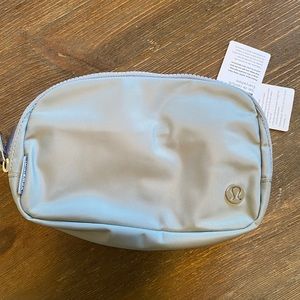 Lululemon Everywhere Belt Bag Silver Drop